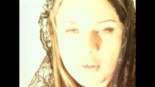 Призрак на човек, вышибшего си мозъци, стигна до рыжеволосой шлюшке с отличителни бели цици след секс с три момчета, за да напомня за неговия дълг