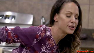 Si rambut coklat panas wanita Mckenzie Lee mendapat beberapa DNA dari muda stud dan menjadikan dia cum