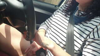 Tendo um público de carro, enquanto brincava com a minha pequena buceta