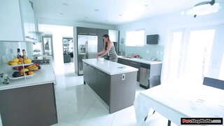 ���ුඩා පියයුරු stepmom අරක්කැමියන් හා ඇගේ ඇඳුම ලැබෙන අපිරිසිදු.ඇය ගනී එය කපා එය පිරිසිදු කිරීමට හා හෙල්මට් ලැබෙන boner.ඇය ලබා දෙන ඔහුට handjob හා getthediscount pop up ads වන අතර එක්ක නිදාගත්තා