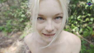 Adolescente com tesão chupa o pau grande na floresta. Karneli Bittencourt