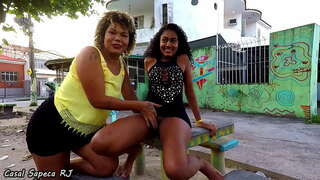 Novinha tira a mascara com o&#039;casal sapeca