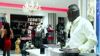 Bèl Rachèl Adjani vin nouvo lenjri nan BBC Eddy Blackstone nan boutik sèks &amp;amp; li fini moute nan yon kote ki cho dèyè sesyon ak yon mouye BJ, yon gode nan manman bourik l &#039; &amp;amp; yon kranpi! Plen repwoche fim &amp;amp; 1000s Plis nan PrivateBlack.com!