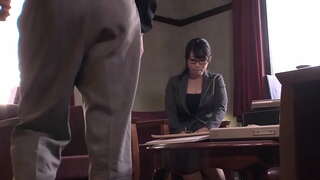 Sladak japanski ured anđeo nudi pušenje da joj šef prije piša joj pantie i primiti hugh svršavanje