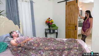 Ескі өгей әкесі трахает в анал өз худенькую латиноамериканскую падчерицу