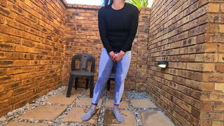 Chubby tiotalan slut fuireach a-staigh agus a-muigh pissing leabhar | fliuch agus messy