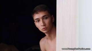 Млади секс-партита - Грижи за тях, тъй като те са напълно бясно препускат горна част на лицето му и пениса