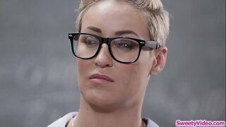 Teen babe ag ithe a h-instructors cunt an dèidh a &#039; chlas