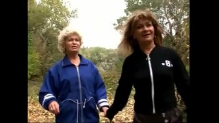 Cornea matura vuole sperimentare con ogni altri figa sull&#039;erba