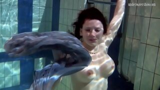 La natación nena Reny tiras hacia abajo en la piscina