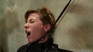 Amarrado morena MILF escravo Ariel X é fixado em iluminando tabela, em seguida, acorrentado fica anal fodido com vibrador em uma vara nas mãos do mestre Orlando