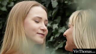 Sexy adolescent amigues llepar cada un dels altres humit cons