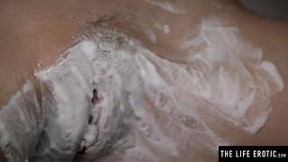 Faic a h-big boobs jiggle mar a tha i shaves i milf pussy agus masturbates